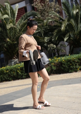 DXG-S007【67P】大太阳下行走的皮肤白皙小姐姐套图