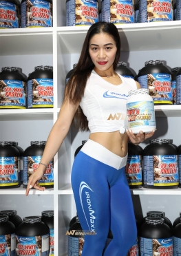 紧身蓝色瑜伽裤高跟美女