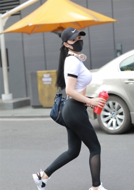 72714-72716身材丰满的紧身裤长腿小姐姐皮肤白皙美女视频