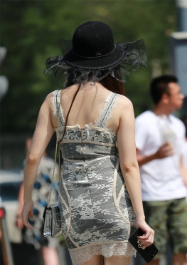 街拍阳光下时尚的美女 精致到指甲