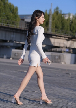 7113白色DuaQun【637P】逛街的白色超短裙大白腿美女套图