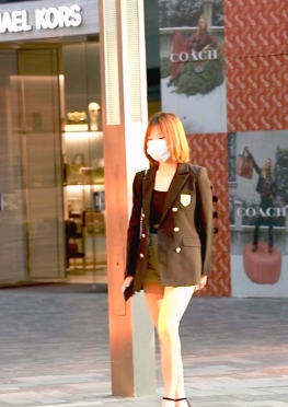 73862逛街的长腿美女视频