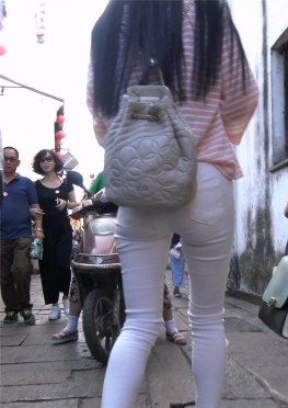 75130街拍背包逛街的白色紧身裤大妹小姐姐视频