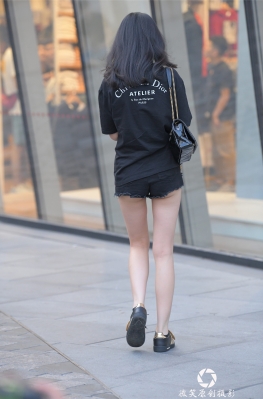 黑色牛仔热裤【18P】3a街拍美术馆逛街的黑色热裤大白腿美女时尚其实就像空气一般潜移默化的存在在我们身边 ，长腿女孩发质很好很黑！