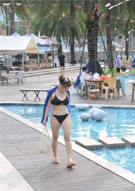 75275在泳池玩耍的比基尼白腿小姐姐视频