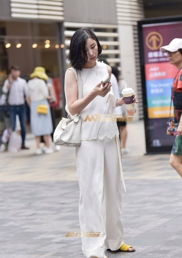 悠闲自在的白裤女