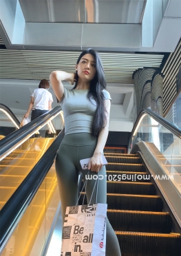 62210魔镜街拍第一站逛街的紧身瑜伽裤女孩视频