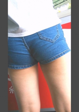 65446-65450魔镜街拍第一站逛西湖的牛仔热裤短裤长腿美女视频