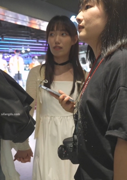 72353逛商场的白色短裙大长腿美女视频