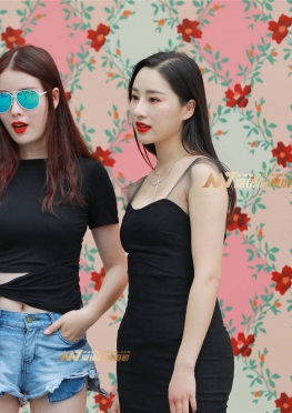 俩闺蜜，我更偏爱包臀裙的她