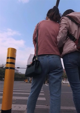 75102逛街的牛仔裤大妹生小姐姐视频
