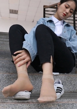 71917在教室楼梯上换肉丝的长腿美女同学视频