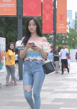 75433逛街的紧身牛仔裤大长腿美女视频