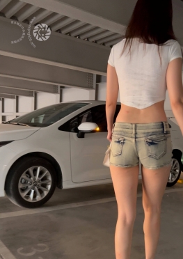 72058爱逛街的紧身牛仔热裤长腿美女姐姐要我给她拍视频