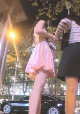 73779-73781夜晚在路边打车的超短裙大白腿长腿极品美女视频