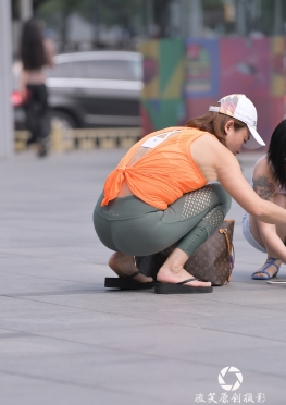 滚叔街拍成熟的风韵紧身裤美女