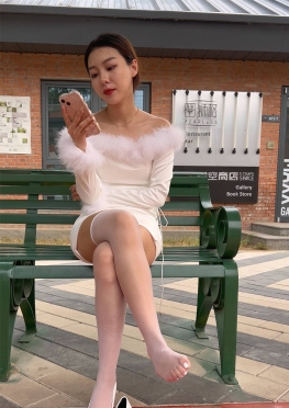 72317闲逛的白色短裙过膝白丝长腿美足美女视频
