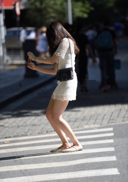 滚叔街拍这个是韩国的思密达妹子短裙美女