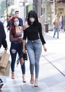 帅气飒爽牛Z搭配【38P】逛街的紧身牛仔裤大长腿美女套图