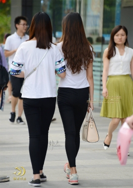 白衣黑裤小妹妹