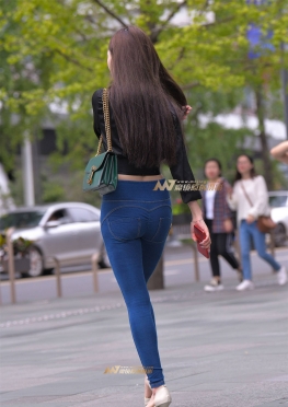 无敌好身材 魔镜街拍第一站紧身牛仔裤长腿美女