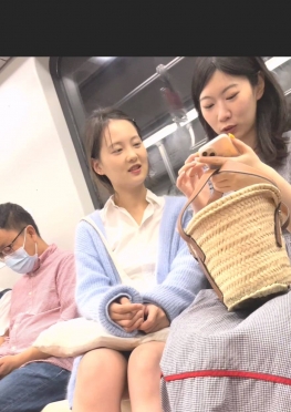 73786乘地铁的短裙大白腿学妹小姐姐视频
