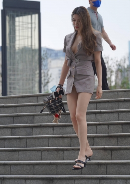 74335-74336逛街的丰满西装大白腿长腿美女视频