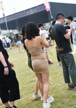 不断摇摆的紧身裙长腿美女图片