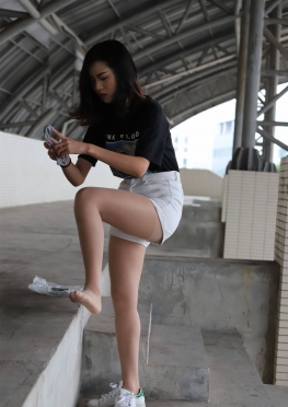 2018-DXG-024【765P】在--校操场看台穿棉袜的丝足女同--套图