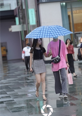 34219【105P+1V】魔镜街拍下雨天短裙大白腿女孩套图视频