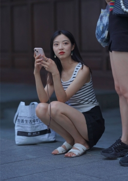 可A短QXM【66P】蹲在地上的短裙大白腿美足女孩套图