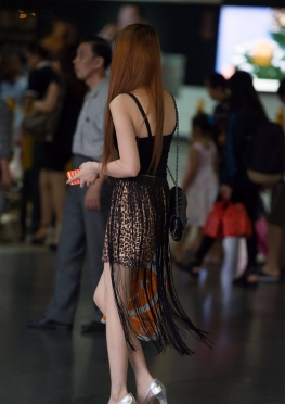 短裙，长腿，鱼嘴高跟，街拍大长腿美女图