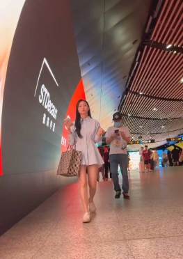 73749-73750街拍乘坐地铁的短裙大长腿白腿极品美女视频