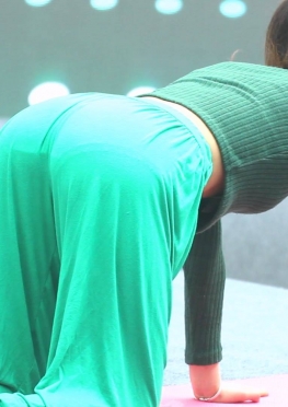 72933-73000学校的活动，紧身牛仔裤皮裤美女同学视频