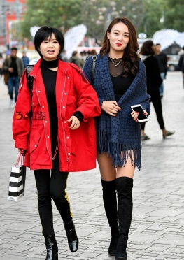 楚楚动人的美丽闺蜜 长靴长腿美女