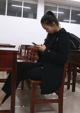 71932教室里玩手机的肉丝足美女同学视频