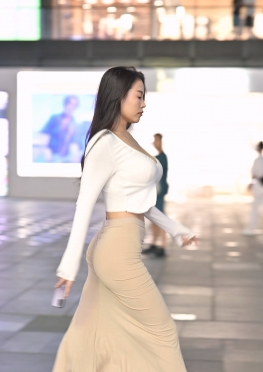 75032身材丰满的长裙翘Tun美女视频