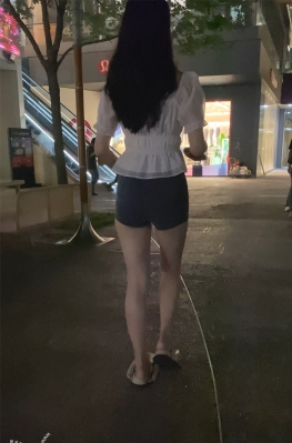 61626魔镜街拍第一站电梯上热裤翘臀大白腿美女视频