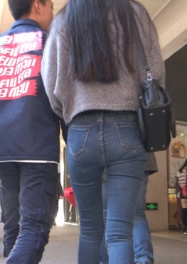 75122街拍逛街的紧身牛仔裤长腿美女视频