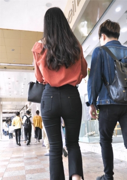 75123街拍逛街的黑色紧身裤小姐姐视频