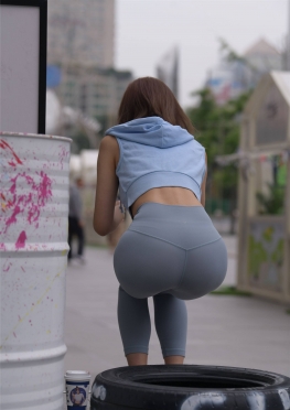 73401爱逛街的灰色紧身瑜伽裤长腿可爱美女视频