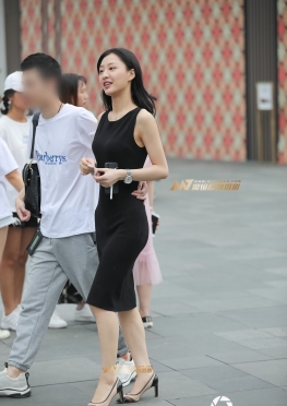 靓丽又不失性感的长裙美女