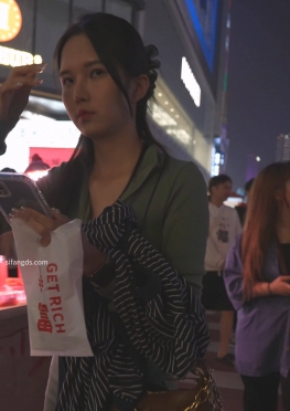 72340逛夜市的短裙大长腿极品美女小姐姐视频