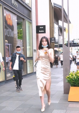 71599-71600一个人逛街的开叉长裙长腿美女视频