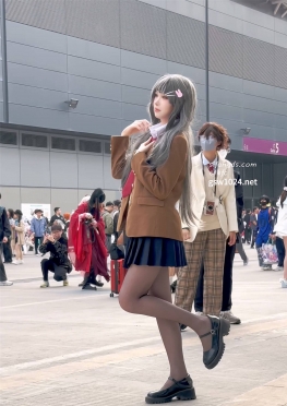 73118漫展现场的jk短裙黑丝足小姐姐视频