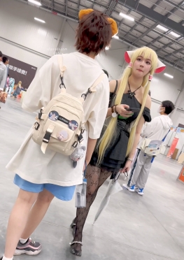 72082漫展现场的黑色网袜长腿美女视频