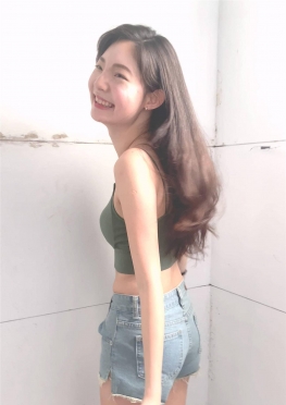 67868喜欢面壁思过的牛仔热裤大长腿女孩视频
