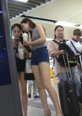 细长腿的苗条热裤美女