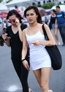 逛街的超大耳环白色连衣短裙长腿大白腿美女套图