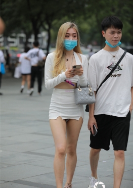 白色短Q卫生J【211P】小姐姐的包裙太短了，大白腿女孩套图